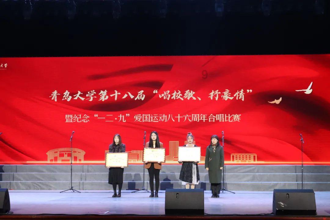 为什么男生少在社交软件上联系女生但是一起工作的时候习惯带着女生照顾女生，还给她用自己的东西？游戏画面
